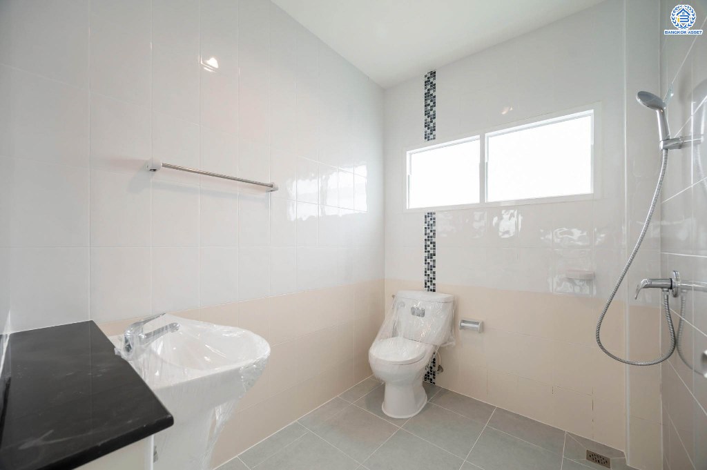 บ้านมือสองตกแต่งใหม่ โครงการ แลนซีโอคริป ปิ่นเกล้า-วงแหวนฯ เนื้อที่กว้าง 35.30 ตร.ว. ฟังก์ชัน 3 ห้องนอน 2 ห้องน้ำ 1 ที่จอดรถ บนทำเลเดินทางสะดวก เชื่อมต่อถนนกาญจนาภิเษก เข้า-ออกได้หลายเส้นทาง  ใกล้รถไฟฟ้าสายสีม่วง "สถานีสามแยกบางใหญ่" และจุดขึ้นทางด่วน "ศรีรัช"...